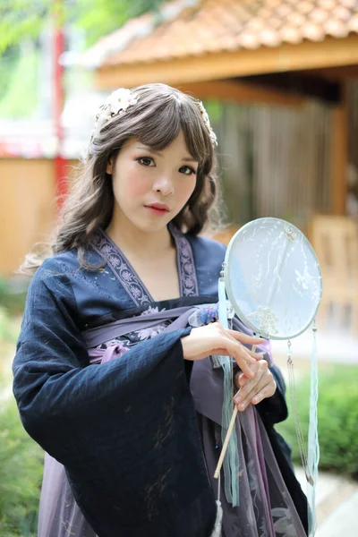 Retrato Una Chica Con Traje Vestido Chino Lolita Con Jardín — Foto de Stock