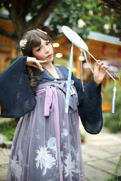 Portrét Dívky Čínskou Lolita Šaty Kostým Čínskou Zahradou — Stock fotografie