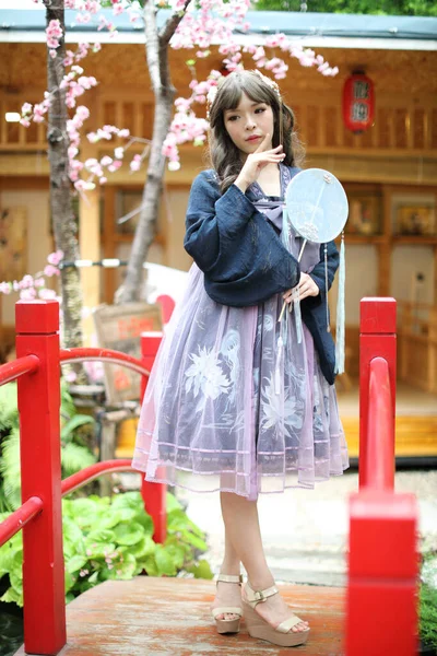 Potret Seorang Gadis Dengan Gaun Lolita Cina Dengan Taman Cina — Stok Foto