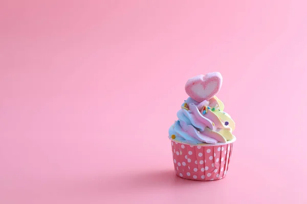 ピンク地に隔離されたカラフルなカップケーキ — ストック写真