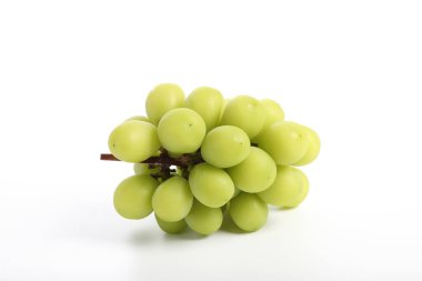 Beyaz arkaplanda izole edilmiş yeşil üzüm