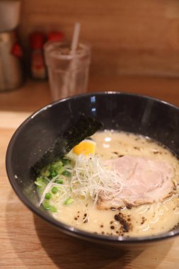 Japon eriştesi. Restorandaki yerel Japon yemekleri. 