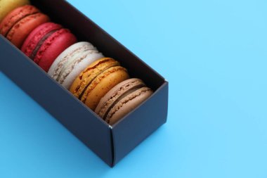 Mavi arkaplanda izole edilmiş renkli makaronlar