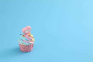 Mavi arkaplanda izole edilmiş renkli kek