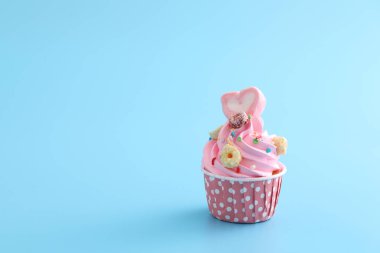 Mavi arkaplanda izole edilmiş pembe kek