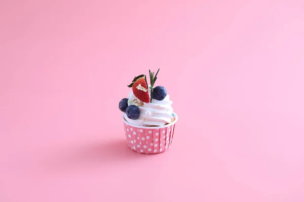 Frukt Cupcake Isolerad Rosa Bakgrund — Stockfoto