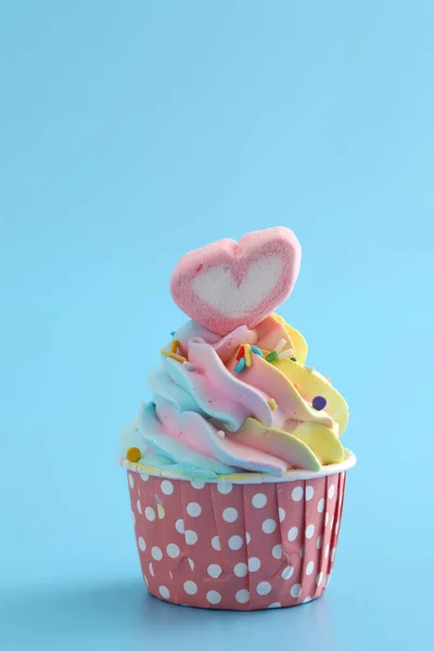 Bunte Cupcake Isoliert Blauem Hintergrund — Stockfoto