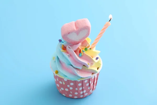 Kleurrijke Cupcake Met Kaars Geïsoleerd Blauwe Achtergrond — Stockfoto