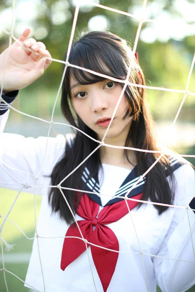 Portret Azjatyckiego Japońskiego Liceum Dziewczyna Mundur Patrząc Piłką Nożną Bramki — Zdjęcie stockowe
