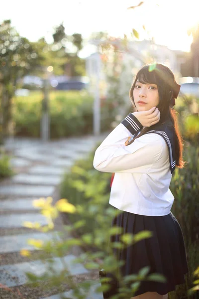 Asiatisk Skola Flicka Promenad Och Ser Med Blomma Trädgård Bakgrund — Stockfoto