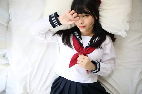 Retrato Japonés Escuela Chica Durmiendo Con Almohada Blanco Tono Cama — Foto de Stock