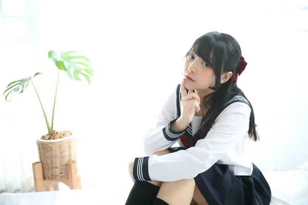 Japanisch Schulmädchen Sitting Auf Schlafzimmer Weiß Ton — Stockfoto