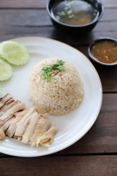 タイ料理グルメ蒸し鶏とライスチャオムンカイ木の背景 — ストック写真