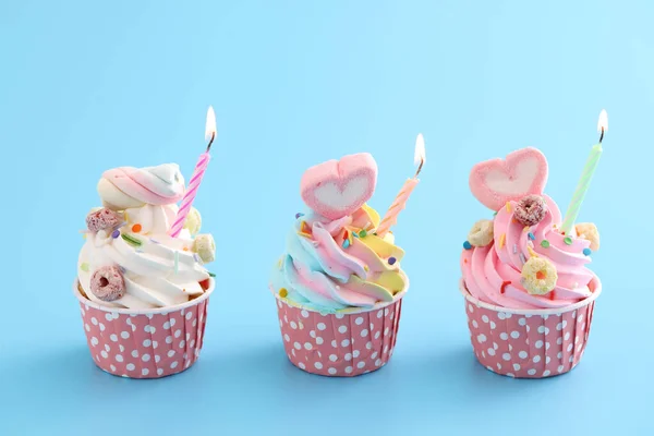Cupcakes Coloridos Com Vela Isolada Fundo Azul — Fotografia de Stock