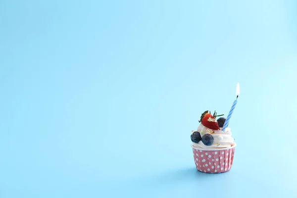 Färgglada Cupcake Med Ljus Isolerad Blå Bakgrund — Stockfoto