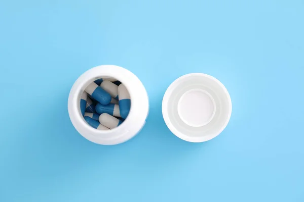 Pillen Kapseln Mit Flasche Isoliert Auf Blauem Hintergrund — Stockfoto