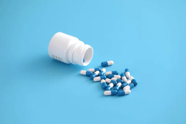 Pillen Capsules Met Fles Geïsoleerd Blauwe Achtergrond — Stockfoto