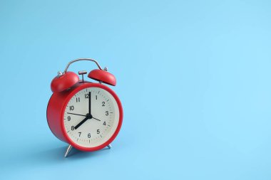 Kırmızı alarm saati mavi bir grupta izole edildi