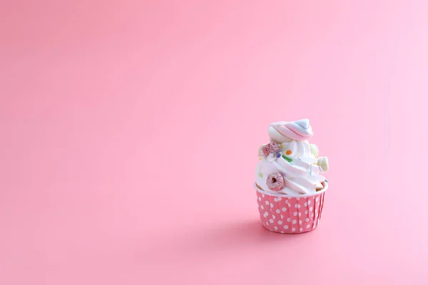 粉红背景的纸杯蛋糕 — 图库照片