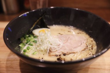 Japon eriştesi. Restorandaki yerel Japon yemekleri. 