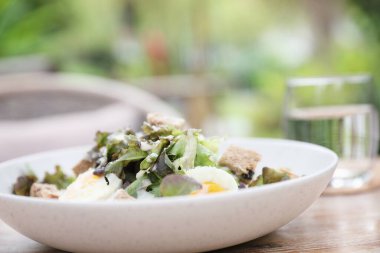 Tahta arka planda sezar salata aperatifi