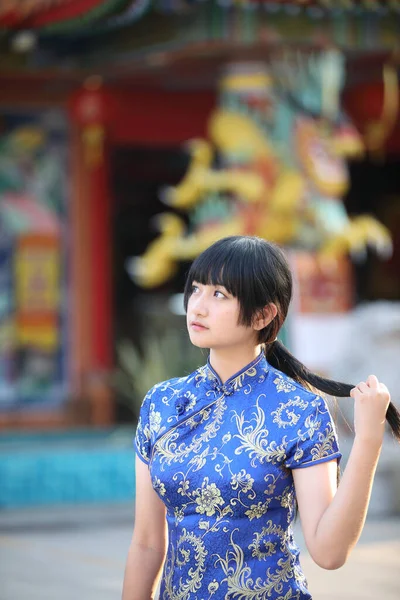 Schoonheid Vrouw Dragen Rode Cheongsam Kijken Glimlachen Chinees Nieuwjaar — Stockfoto