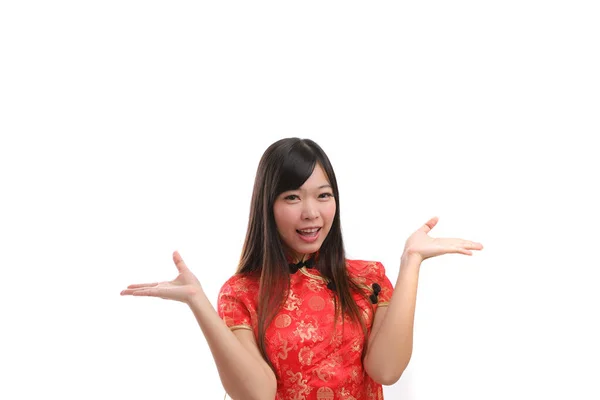 Schoonheid Vrouw Dragen Rode Cheongsam Kijken Glimlachen Chinees Nieuwjaar — Stockfoto