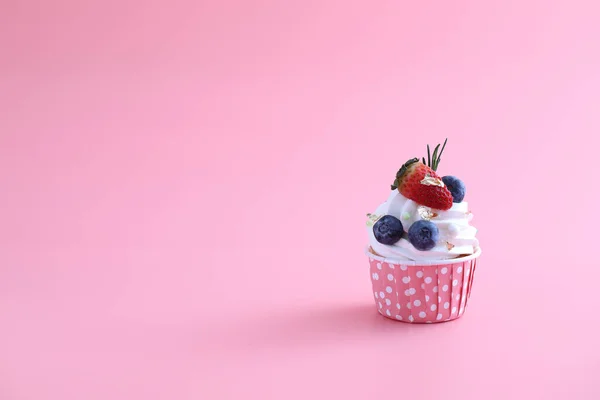 ピンクの背景に隔離されたフルーツカップケーキ — ストック写真
