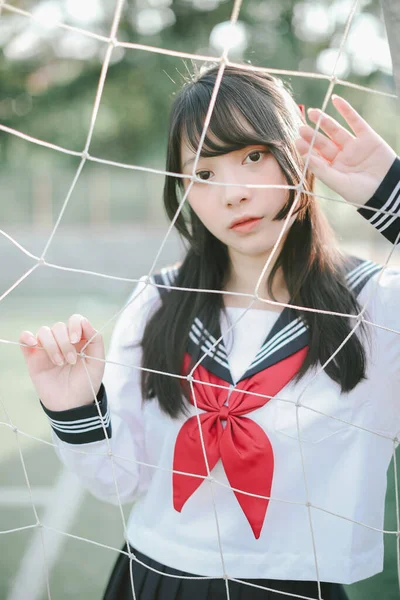 골망을 아시아 고등학생 유니폼을 소녀의 — 스톡 사진