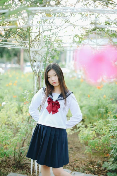 Traje Niña Escuela Parque Aire Libre Con Flores Fondo Jardín —  Fotos de Stock