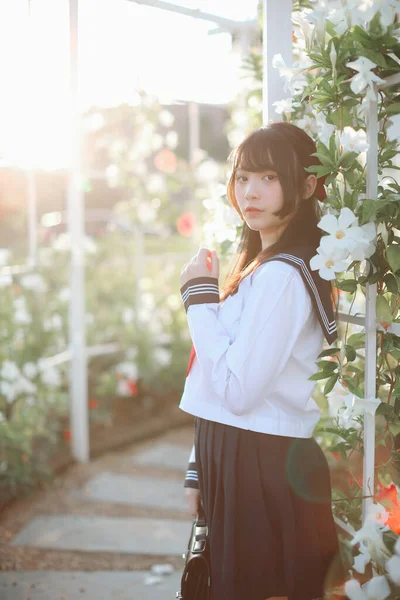 Escola Asiática Menina Andar Olhar Com Flor Jardim Fundo — Fotografia de Stock