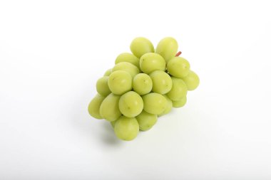 Beyaz arkaplanda izole edilmiş yeşil üzüm