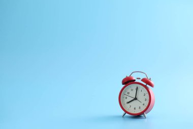 Kırmızı alarm saati mavi bir grupta izole edildi