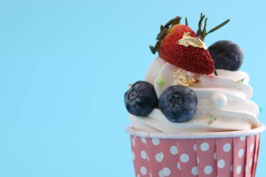 Meyveli kek mavi arkaplanda izole edilmiş.