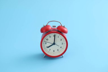 Kırmızı alarm saati mavi bir grupta izole edildi