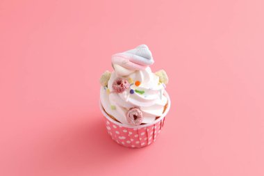 kek pembe arka planda izole