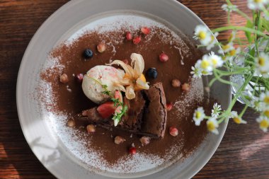 Çikolatalı pasta ve ahşap masada dondurma. 