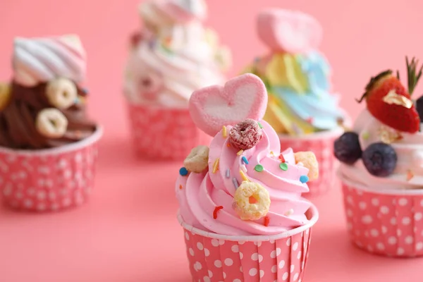 ピンクを基調にしたカラフルなカップケーキ — ストック写真