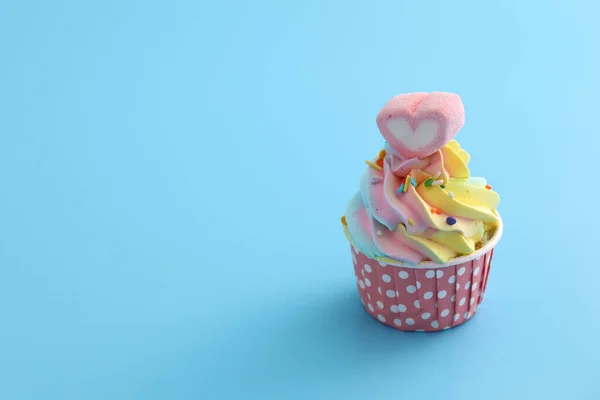 Barevný Cupcake Izolované Modrém Pozadí — Stock fotografie