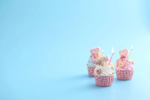 Barevné Cupcakes Svíčkou Izolované Modrém Pozadí — Stock fotografie