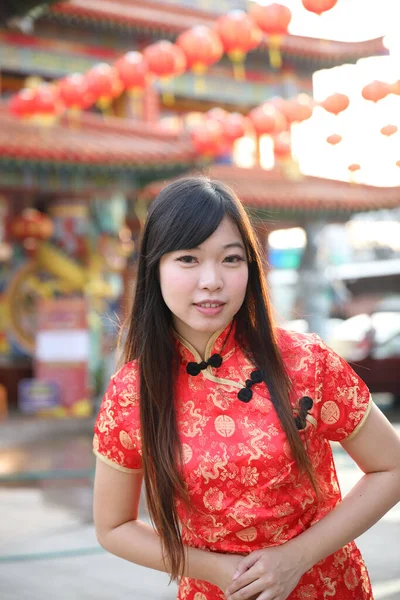 Szépség Viselni Piros Cheongsam Keres Mosolyogni Kínai Újév — Stock Fotó