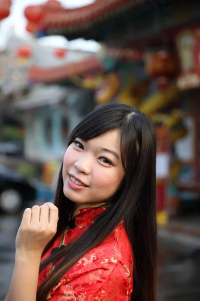 Skönhet Kvinna Bära Röd Cheongsam Ser Och Leende Kinesiska Nytt — Stockfoto