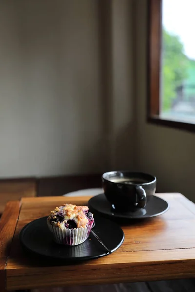 Koffiekopje Met Muffin Houten Tafel Lokale Coffeeshop — Stockfoto