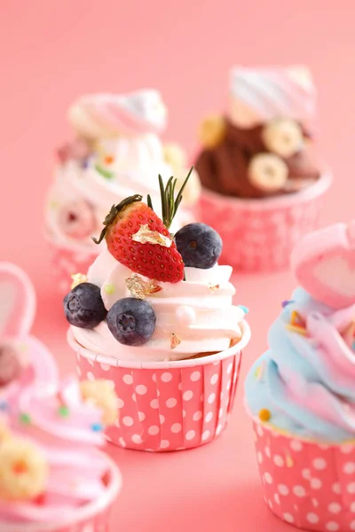 Cupcakes Coloridos Isolados Fundo Rosa — Fotografia de Stock