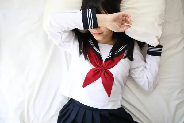 Портрет Японская Школьница Спит Подушкой Комнате Белого Тона Кровать — стоковое фото