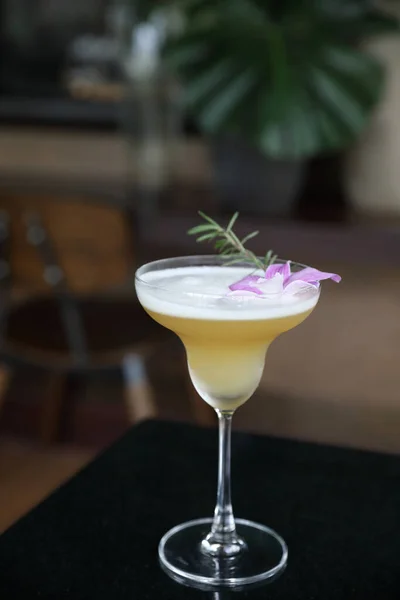 Cocktail Jaune Avec Glace Comptoir Bar — Photo