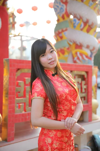 Schönheit Frau Trägt Rotes Cheongsam Suchen Und Lächeln Chinesischen Neujahr — Stockfoto