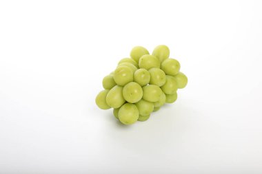 Beyaz arkaplanda izole edilmiş yeşil üzüm