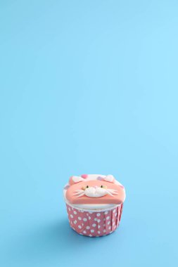 Mavi arka planda izole edilmiş şirin kedi keki.