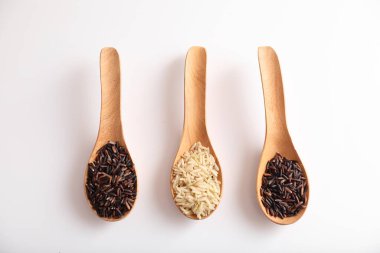 Organik çiğ kahverengi pirinç ve pirinçli pirinci yakından çek.